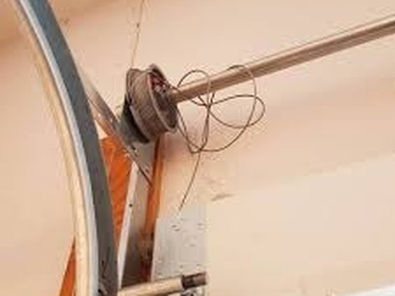 Loose lift cable tangled around the drum beside a vertical track